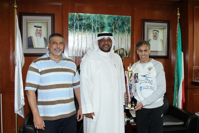 المنصور يكرم القلاف بطل العالم في مبارزة الكراسي المتحركة